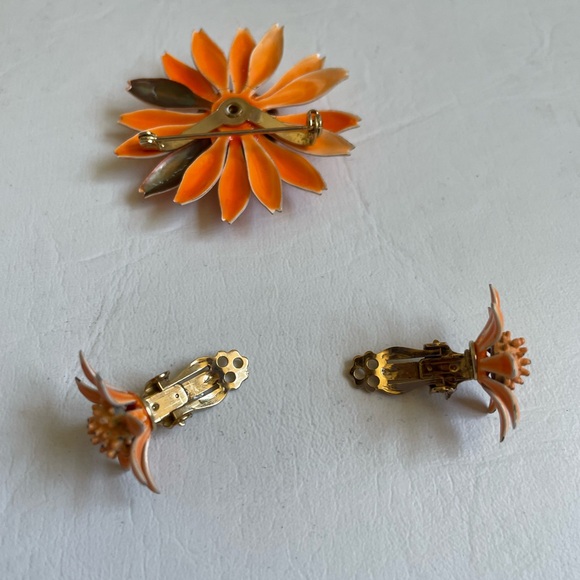 VINTAGE TIN ORANGE DAISY BROOCH MATCHING CLIP ON EARRINGS ENAMEL PAINT - Picture 7 of 7